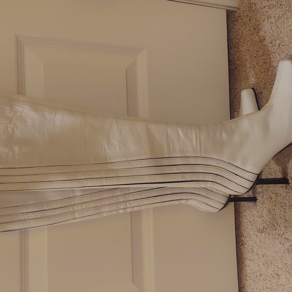 Knee Boots - Picture 1 of 4